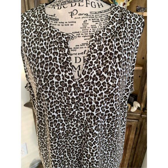 Animal Print Sleeveless Blouse - Picture 5 of 6